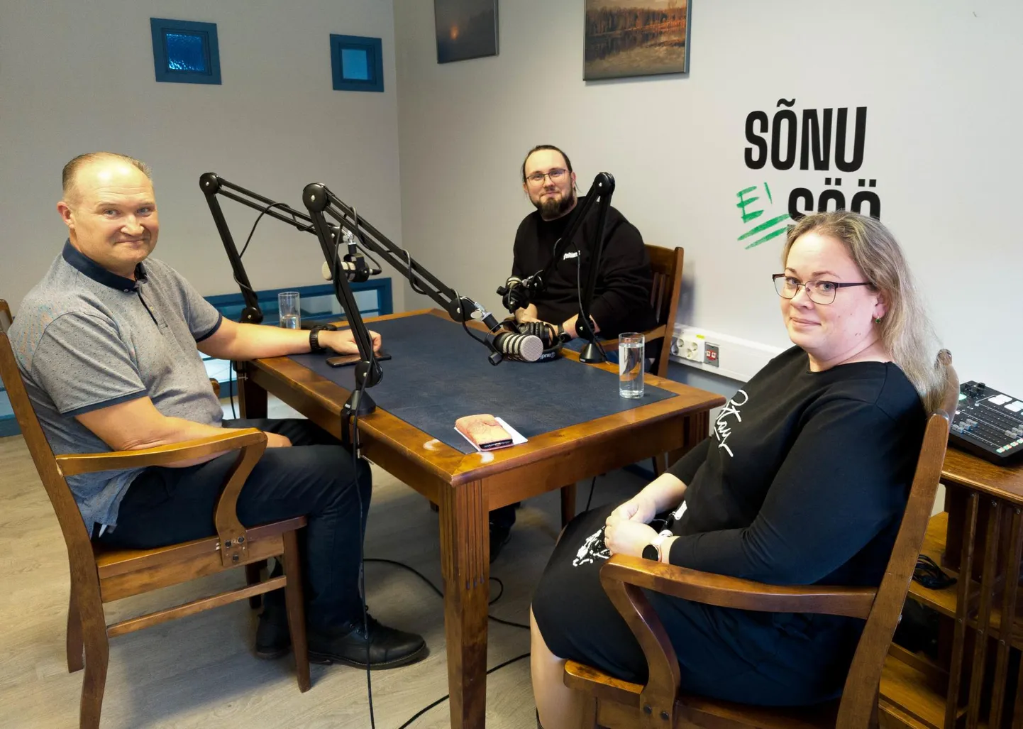 Kaitseliitlane Tarvi Markson ja naiskodukaitsja Anneli Pesti jagasid taskuhäälingu saates “Sõnu ei söö” oma mõtteid vabatahtlikust riigikaitsest.