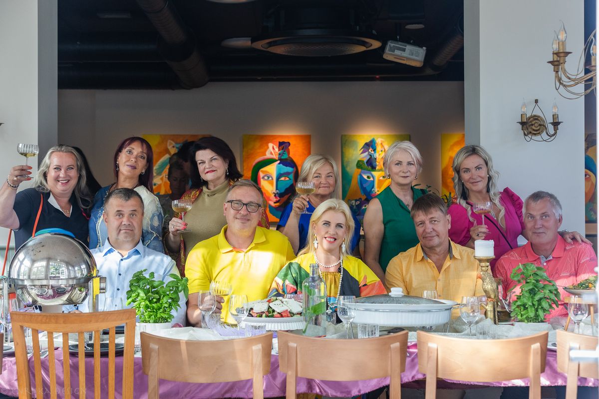 Kunsti ja toidukunsti õhtu «Müstilised legendid maailmast» – nagu suur perepidu toidukunsti ja maalikunstiga romantilises hotellis Old Hapsal. Keskel kollases kunstnik Katta II Grüner ja tema abikaasa ning suurim toetaja Art.