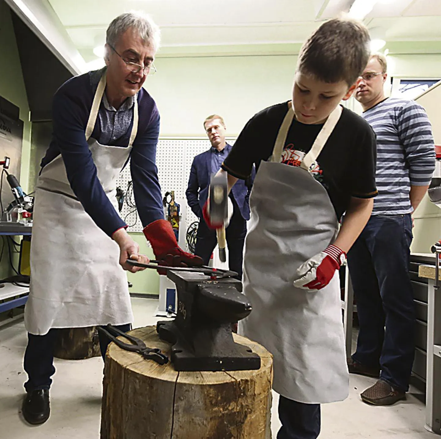 Kooli tänava Pernova tehnikamaja ringijuhendaja Kalmer Kivi ja Mai kooli viienda klassi poiss Holger Jakobs katsetasid uue tehnika abil sepatööd.