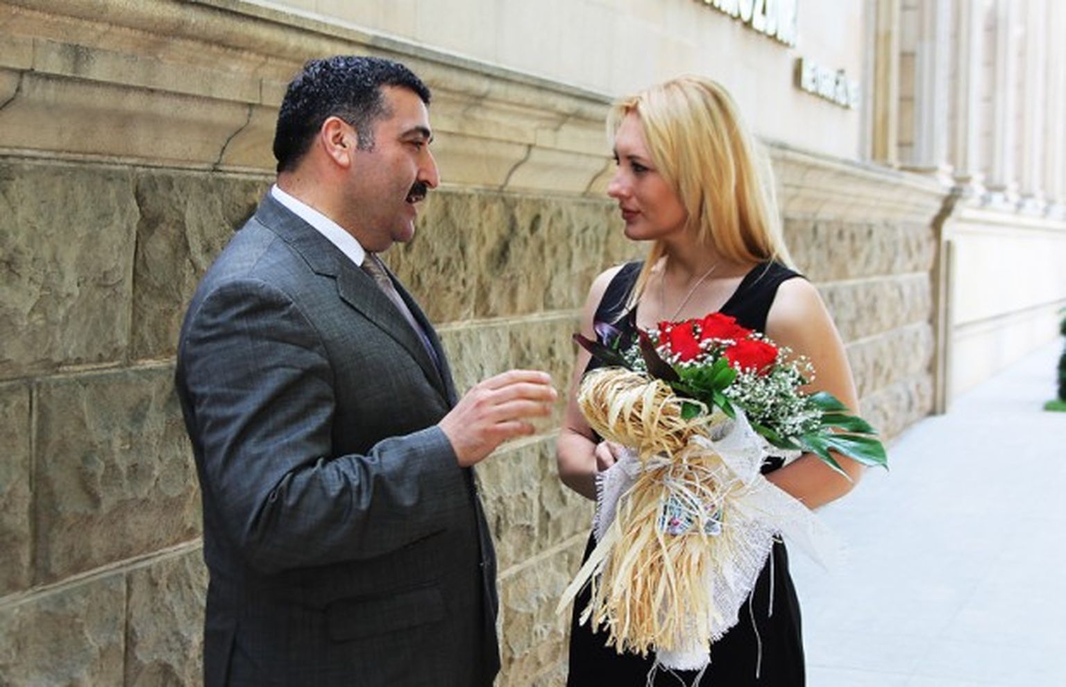 Dzelteno zīda lakatu Anmary saņēma dāvanā kā cieņas un mīlestības apliecinājumu no azerbaidžāņiem par tautas dziesmu «Sara Gelin»
