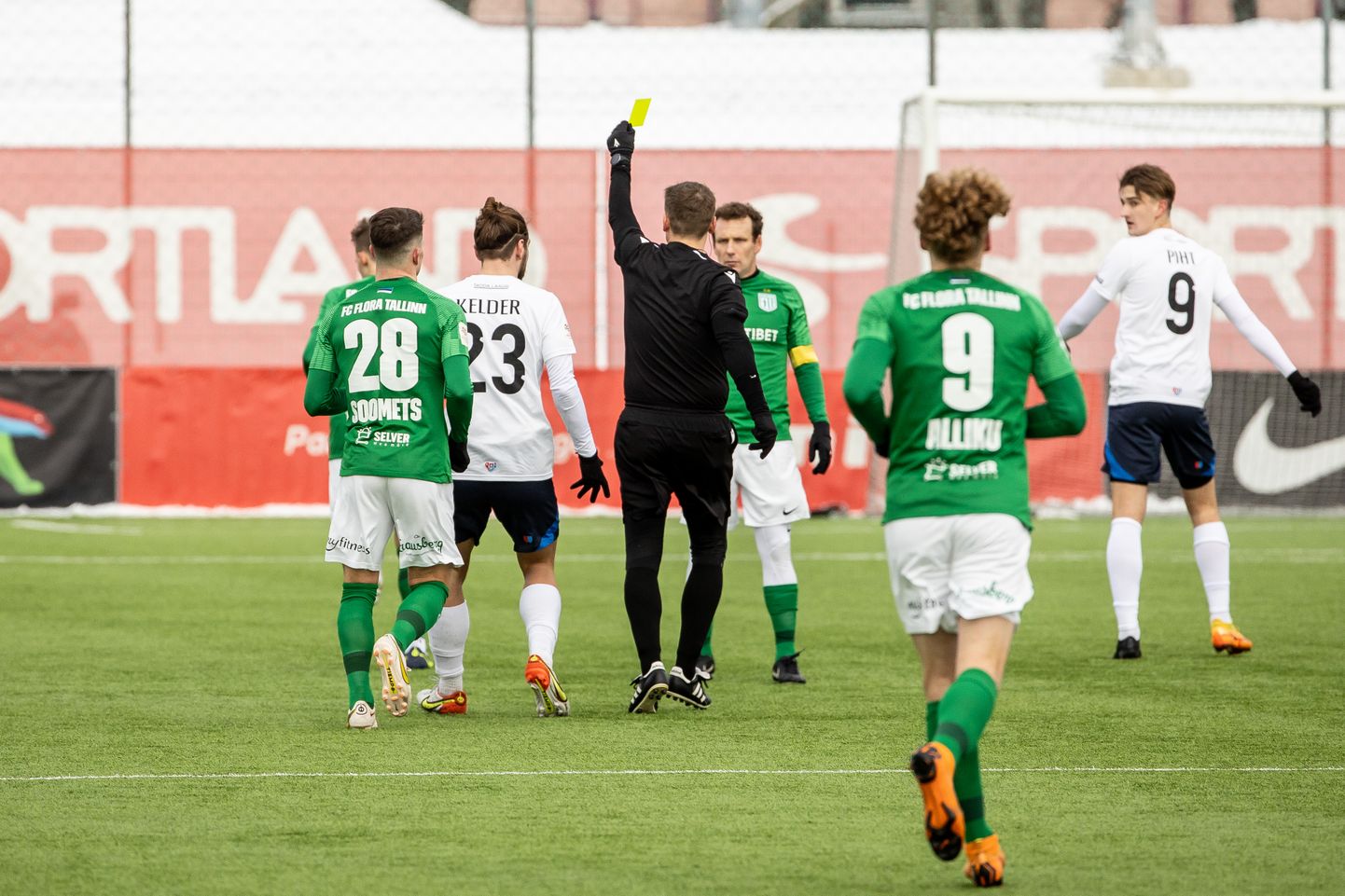 Tallinna FC Flora mängijad (rohelistes särkides).