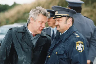 Herman Simm ja politseiametnik aastal 1997.
