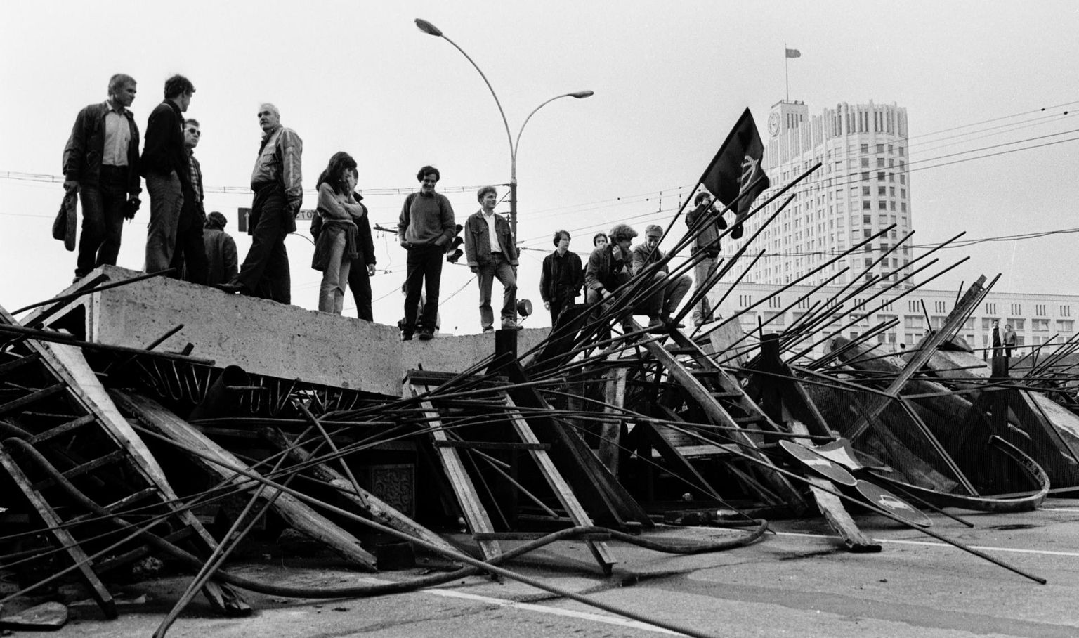 Riigipöördevastased meeleavaldajad Moskvas Vene NFSV ülemnõukogu hoone ümber kokkukuhjatud barrikaadil 19. augustil 1991.