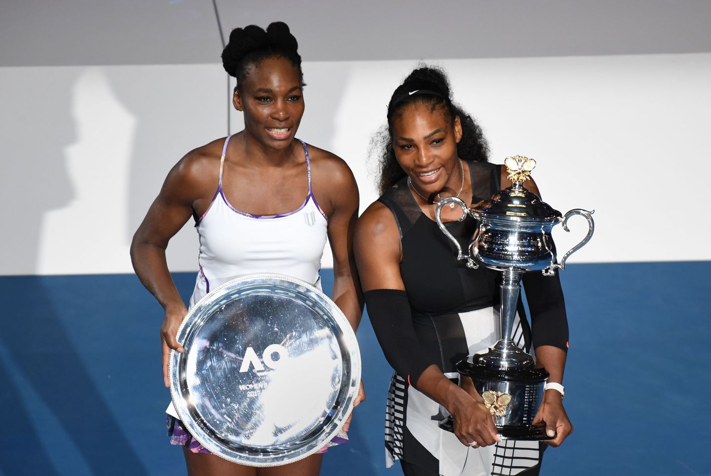 Serena ja Venus Williams peavad taas teineteiselt väljakul mõõtu võtma.