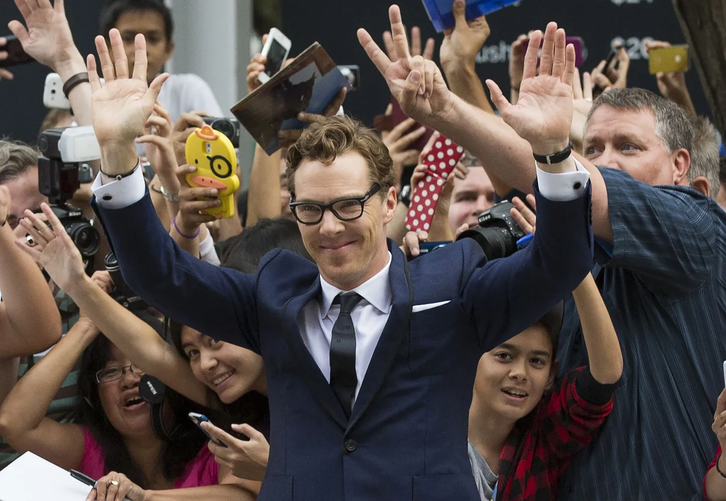 Benedict Cumberbatch tervitab oma austajaid.