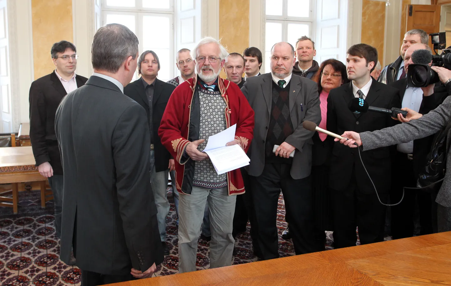 TLMP05:  ÜKSIKKANDIDAADID ANDSID EDASI PÖÖRDUMISE VALIMISKOMISJONI ESIMEHELE HEIKI SIBULALE : TALLINN, EESTI, 28FEB11
Üksikkandidaadid andsid edasi pöördumise valimiskomisjoni esimehele Heiki Sibulale. 
lt/Foto:LIIS TREIMANN