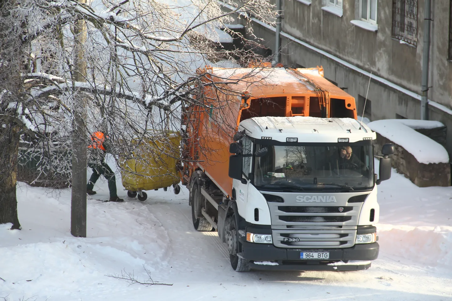 Работники компании Ekovir вывозят от дома в Нарве смешанную упаковку, собранную жителями в отдельный желтый контейнер.