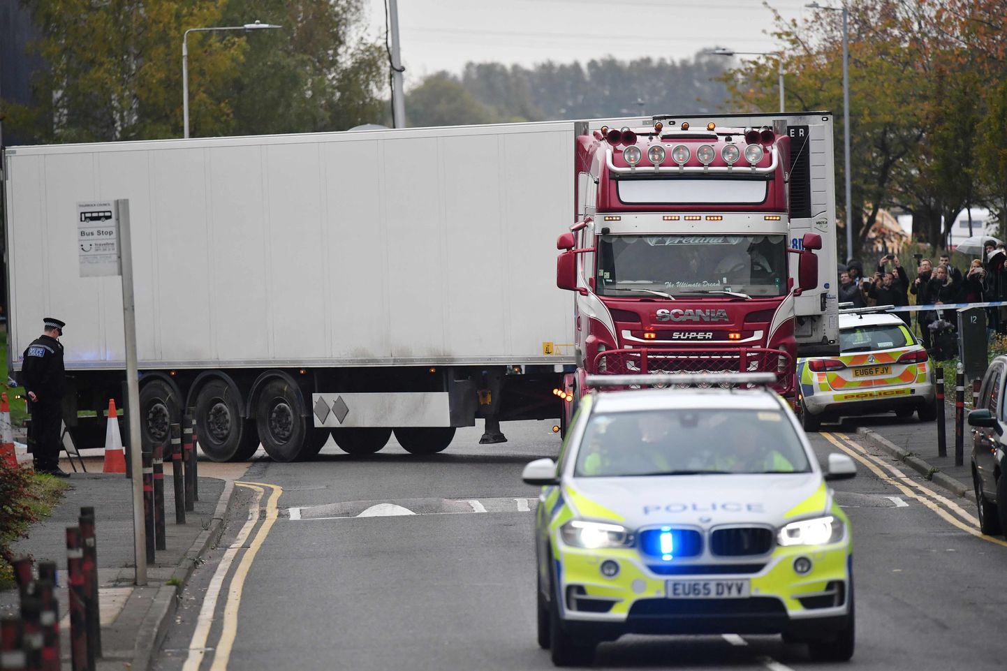 Lielbritānijas policija pārvieto kravas mašīnu, kuras konteinerā tika atrasti 39 cilvēku līķi.