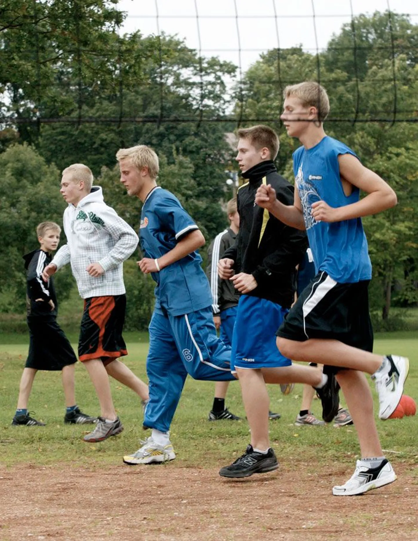 Rakvere spordikooli noored korvpallurid treeningul.