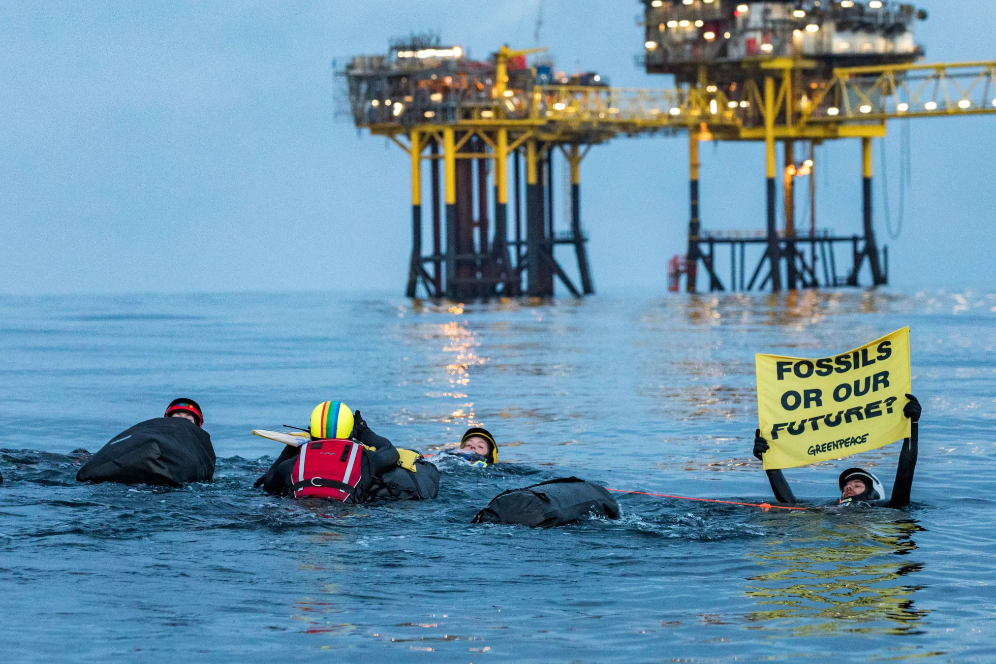 Greenpeace'i meeleavaldus Taani naftaplatvormi juures fossiilsete kütuste kasutamise peatamiseks 18. augustil 2020. a.  