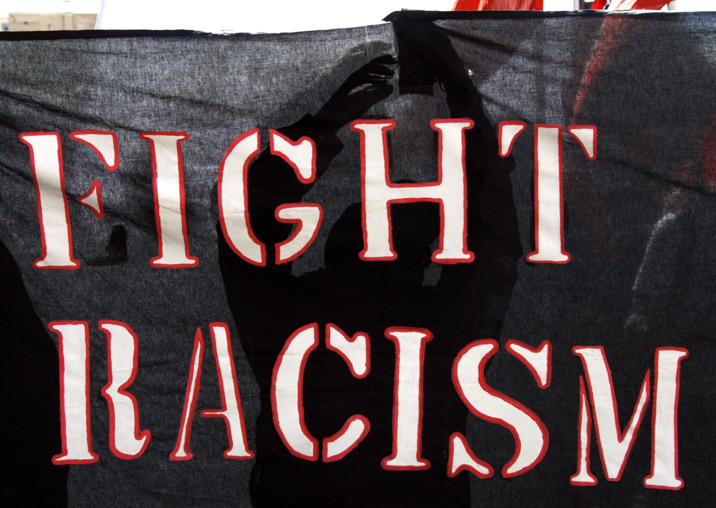 Плакат против расизма.