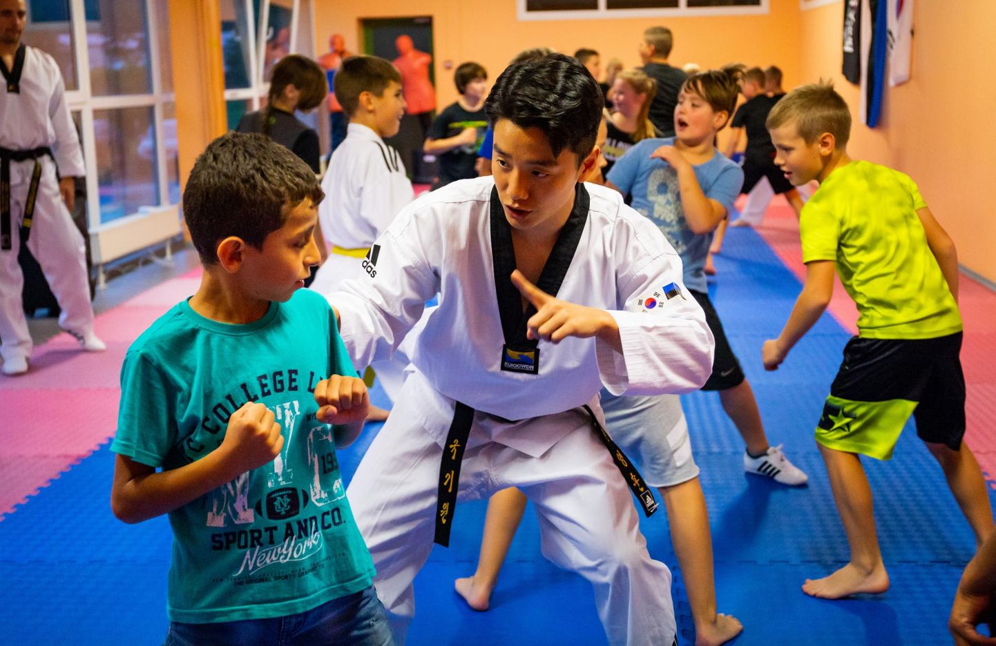 Hetk taekwondo-treeningul. Esiplaanil eelolevate Lääne-Viru meistrivõistluste peakohtunik treener Young Hun Jung. 