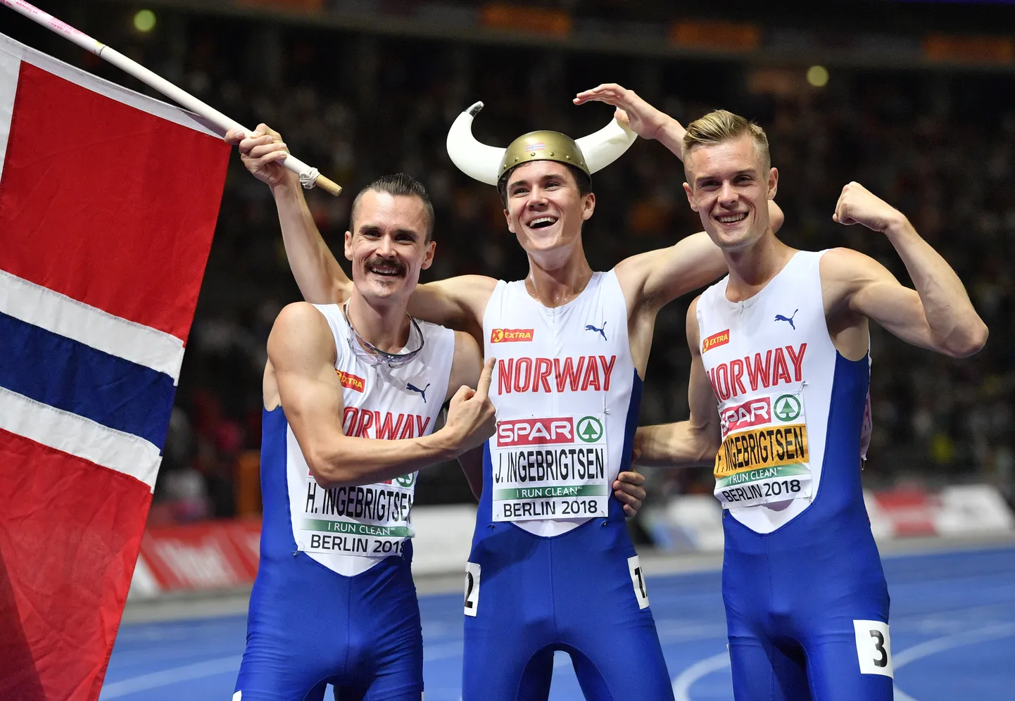 Berliini EMi võitis 1500 meetri kulla Jakob Ingebrigtsen (keskel), vasakul Henrik Ingebrigtsen ja paremal Filip Ingebrigtsen.