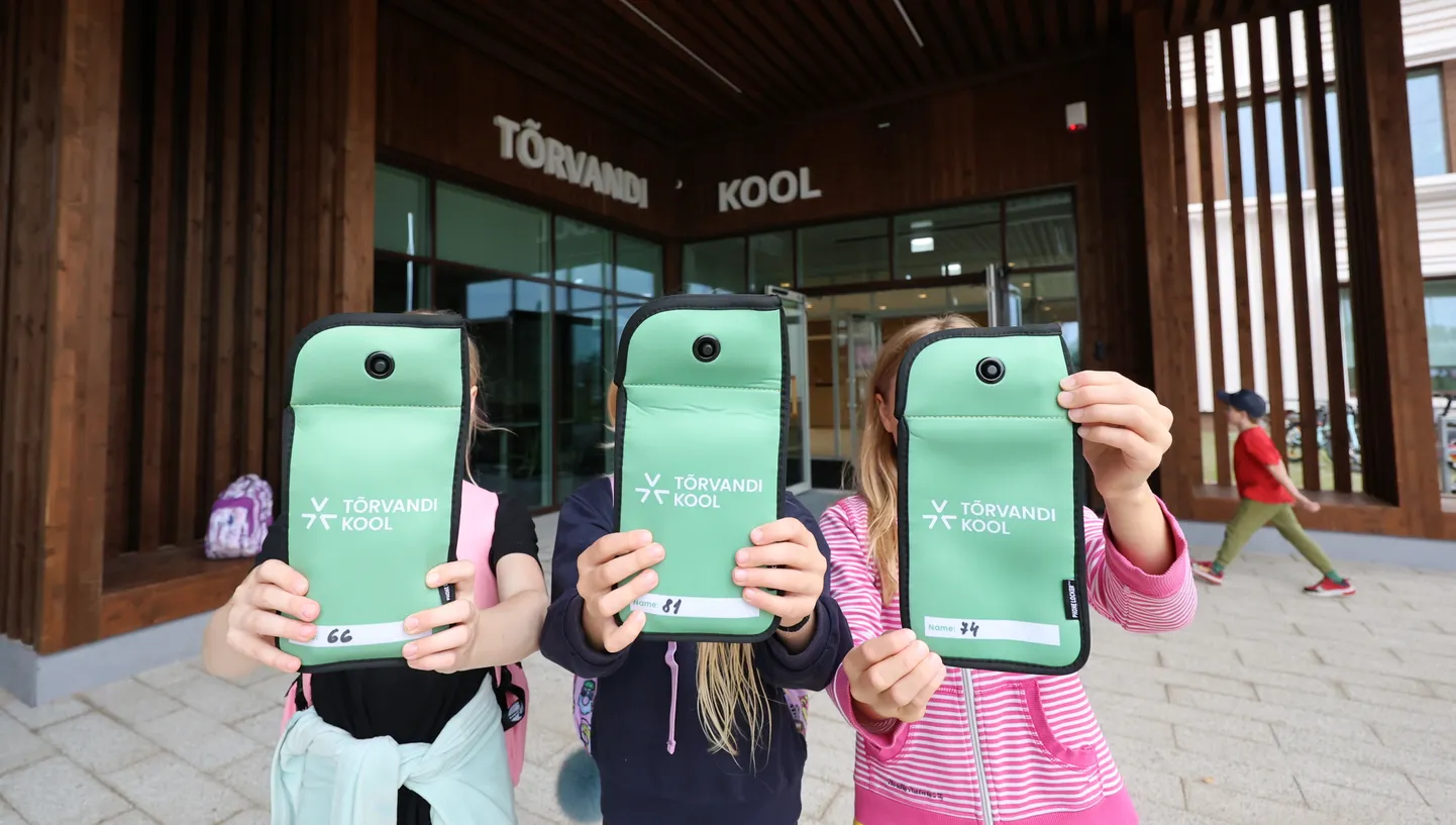 Tõrvandi kool võttis kasutusele magnetilised telefonikotid, kuhu õpilastel tuleb oma telefonid panna terveks koolipäevaks. Kolmandas klassis õppivatel tüdrukutel sellise lahenduse vastu midagi pole.