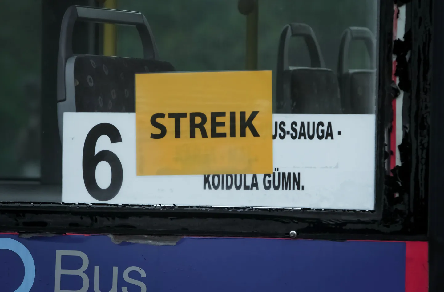Täna hommikul jätsid Pärnu linnaliinidel sõitvad bussid oma reisi pooleli, et osaleda tunni pikkuses hoiatusstreigis, millega ASi GoBus sohvirid koos transpordiettevõtete ametiühinguga oma tööandjalt miinimumpalga tõstmist taotlevad.