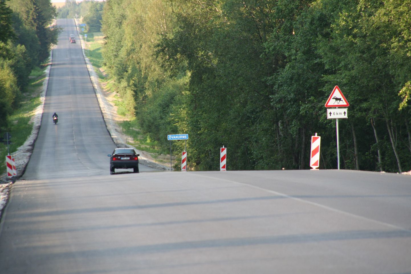 Laupäeval lõppes Piibe maantee asfalteerimine Pikkjärve ja Tabivere vahelises lõigus. Pildil vaade Tormi küla voorelt.