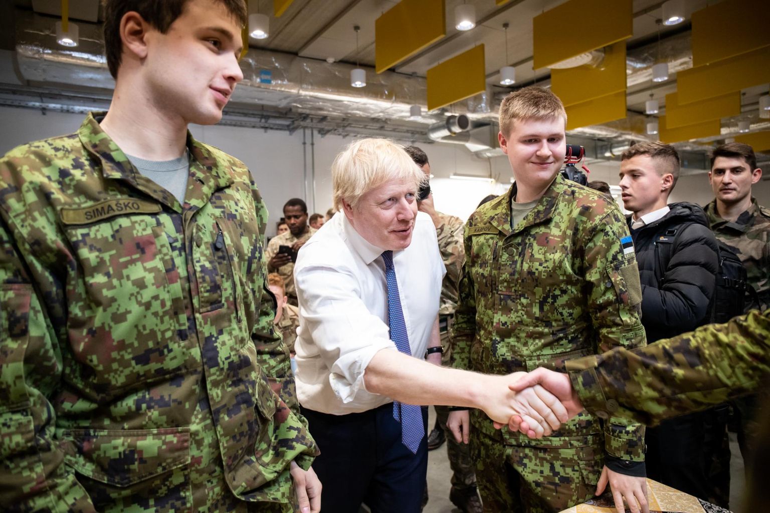 Kas britid käituvad ikka korralikult, küsis peaminister Boris Johnson Tapal Eesti sõduritelt.