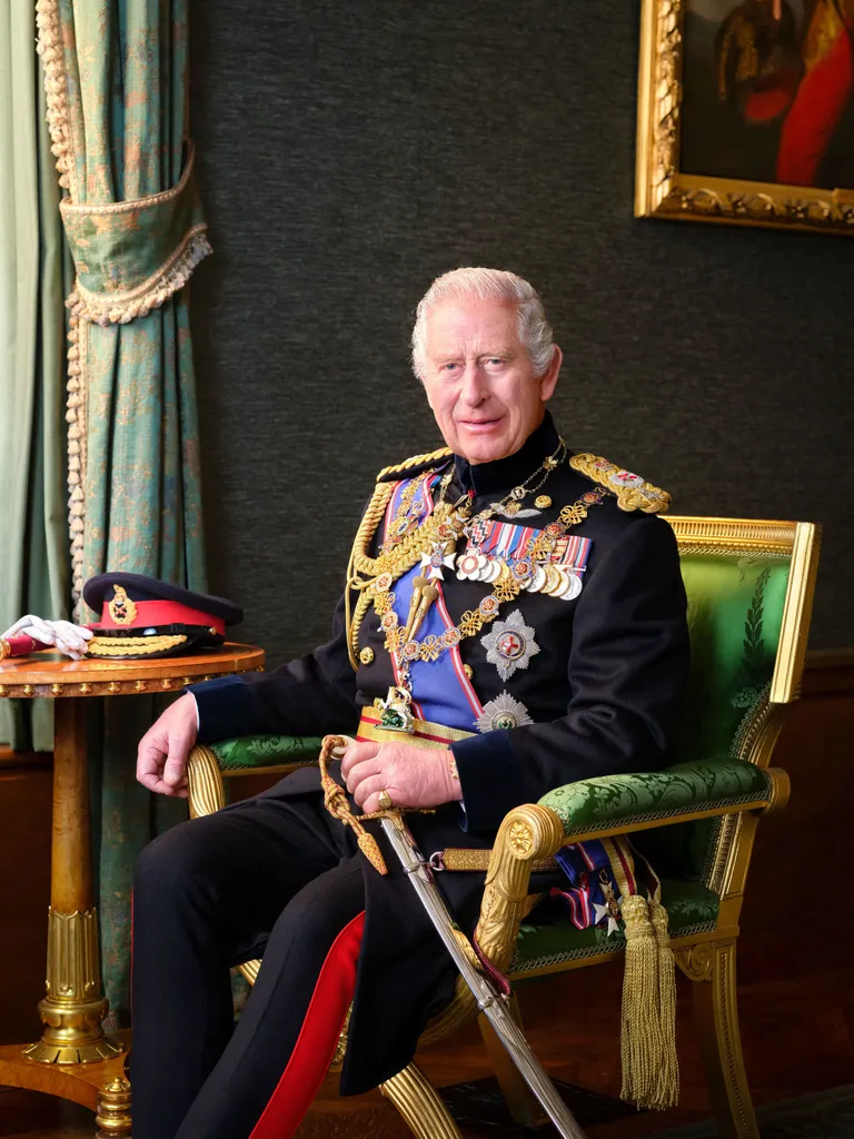 Kuningas Charles poseerib äsja avaldatud fotol vormiriietuses.