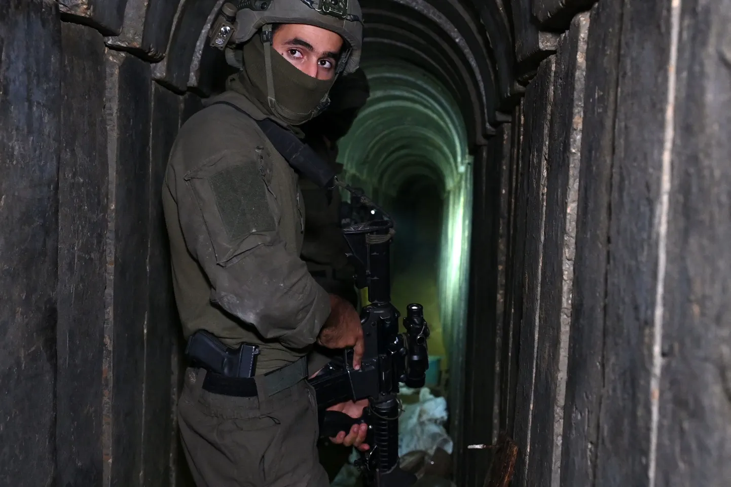 Iisraeli sõdur Al-Shifa haigla aluses tunnelis.