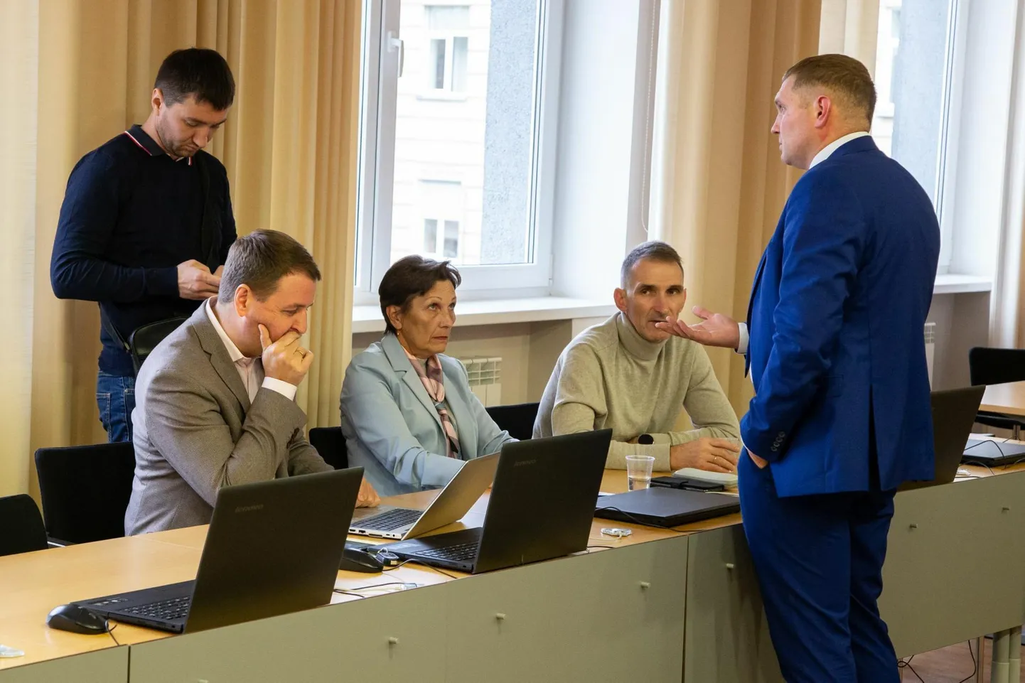 Kohtla-Järve koalitsiooni kuuluvad kümme sotside ja keskerakondlaste saadikut hoiavad veel kokku, aga nendega liitunud neli fraktsioonita saadikut teevad pigem vabakava.
