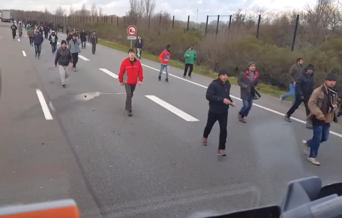 Migrandid Prantsusmaa ja Inglismaa vahelisel teel