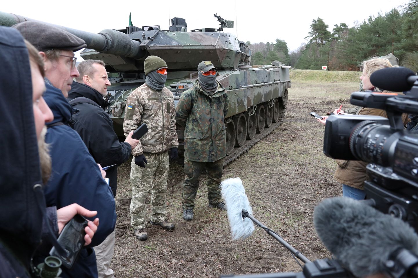Saksa sõdurid Leopard 2 tanki juures ja meediast ümbritsetuna.