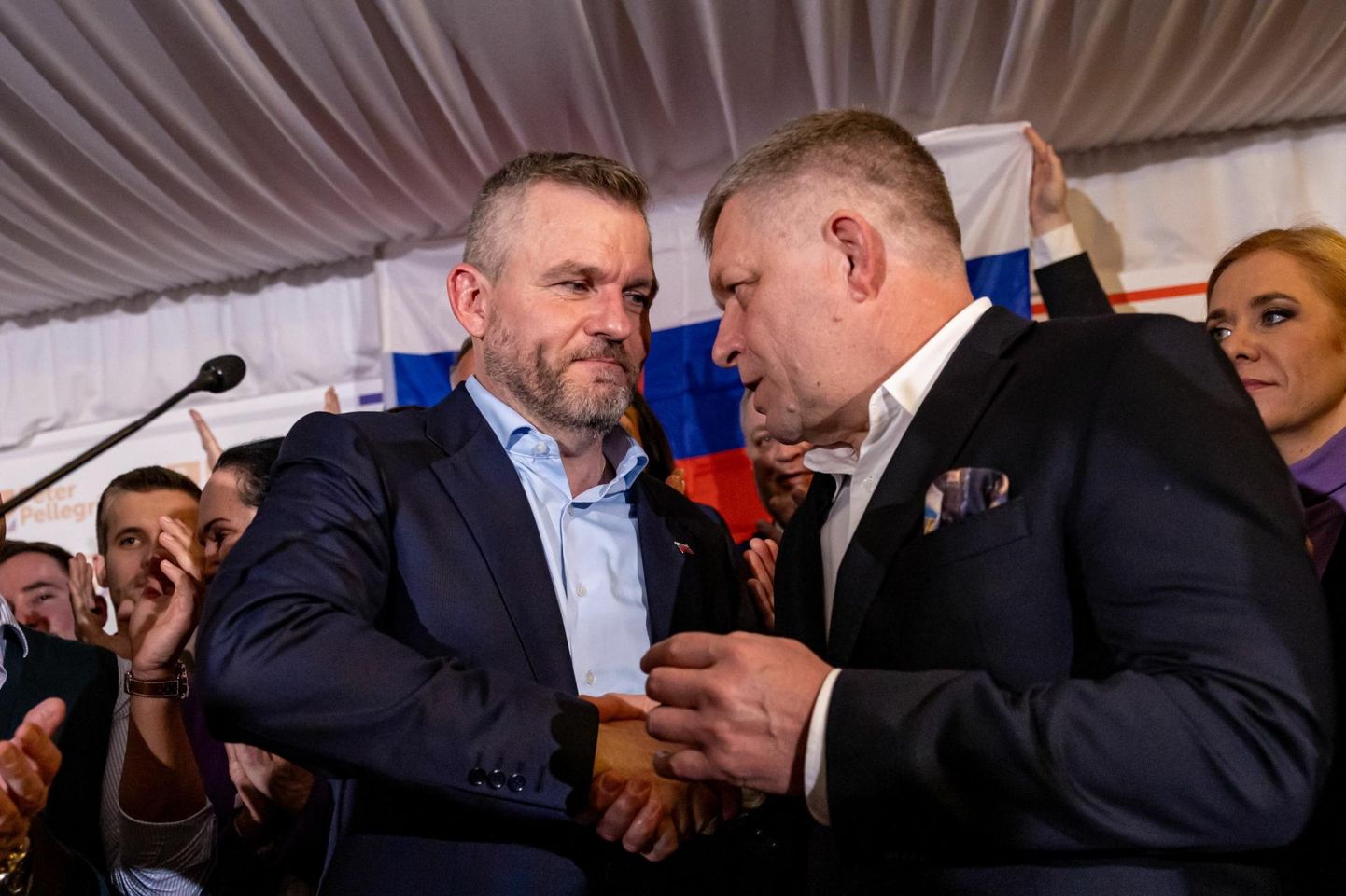 Slovakkia presidendiks valitud Peter Pellegrini (vasakul) laupäeval valimisõhtul koos oma liitlase, Vene-sõbralikust populistist peaministri Robert Ficoga.