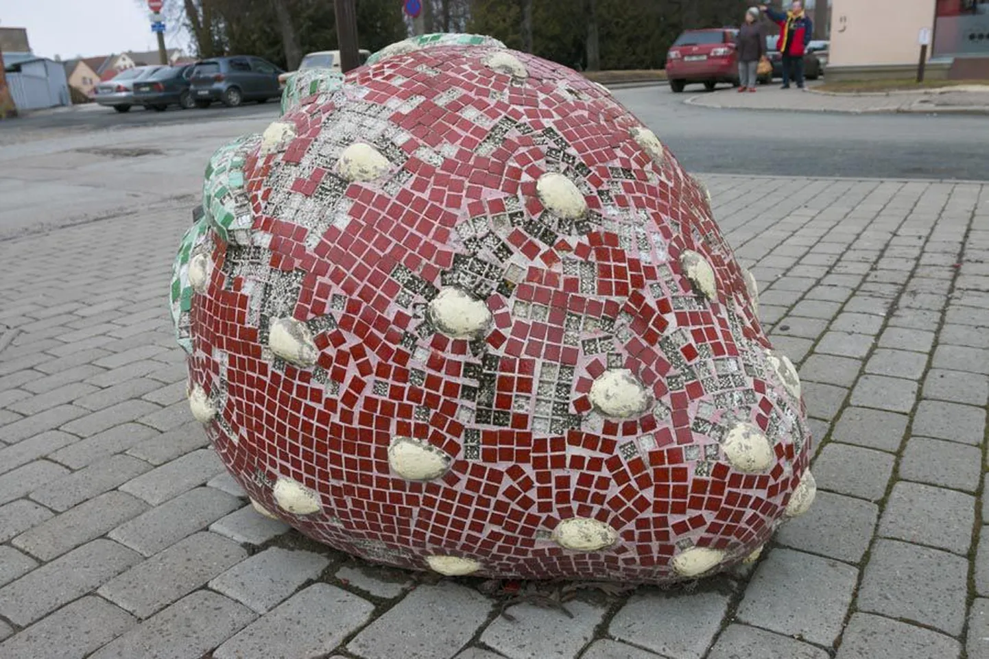Lossi ja Oru tänava nurgal paiknev maasikas on ainus, mis on üleni mosaiigiga kaetud. Praegu meenutab see pigem riknenud marja, sest osa mosaiigikildudest on betoonilt plehku pannud.