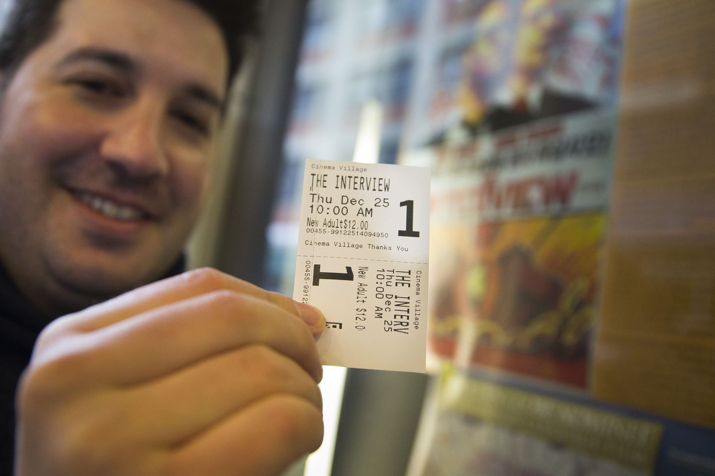 Mees näitab filmi «The Interview»  vaatamiseks ostetud piletit New Yorgis kinos Cinema Village.