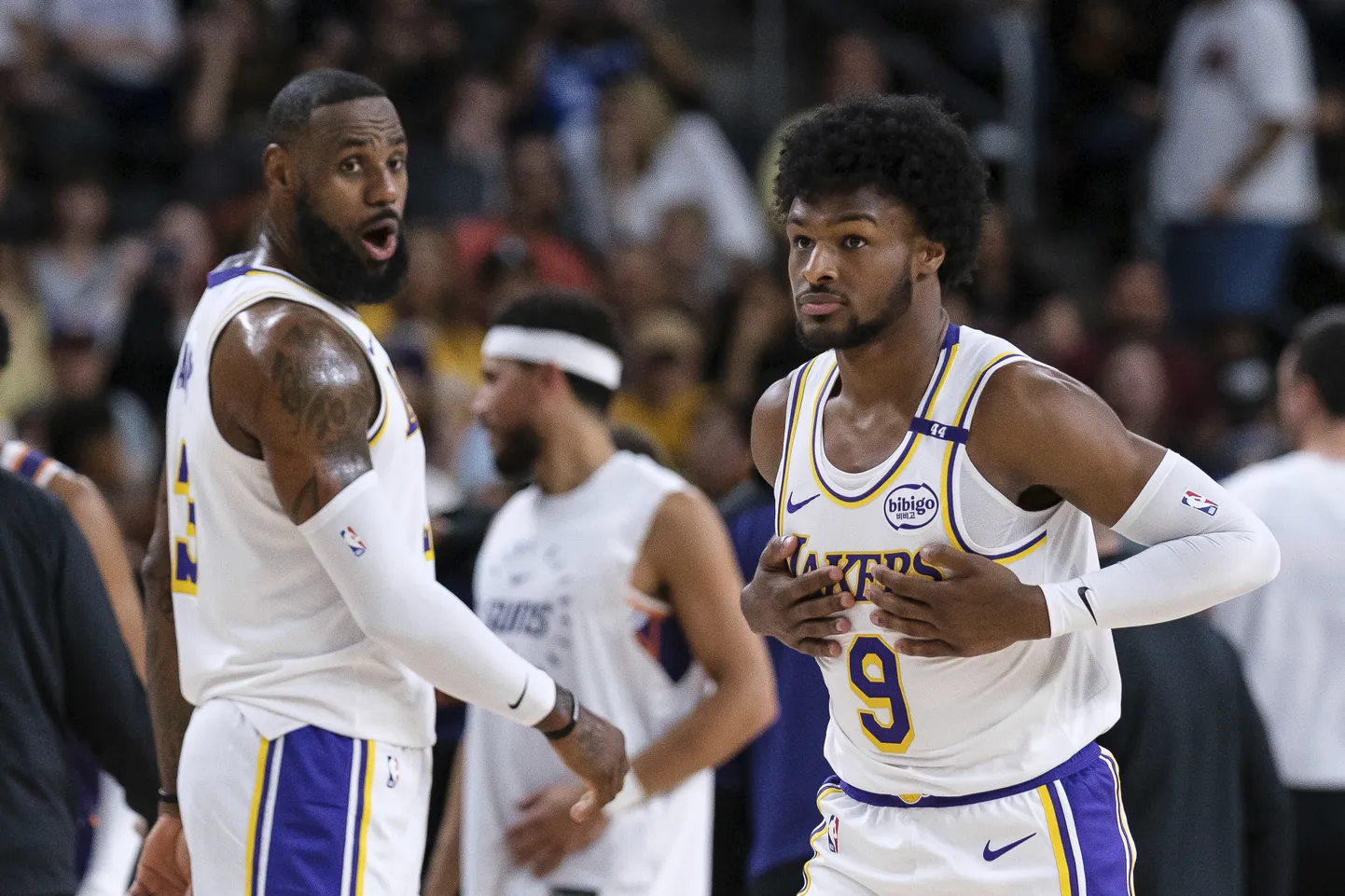 LeBron James (vasakul) müttamas koos poja Bronnyga.