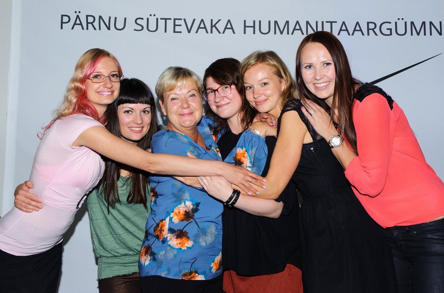 Elma Künnapas (vasakult kolmas) embamas Pärnu Sütevaka humanitaargümnaasiumi 14. lennu vilistlastega.