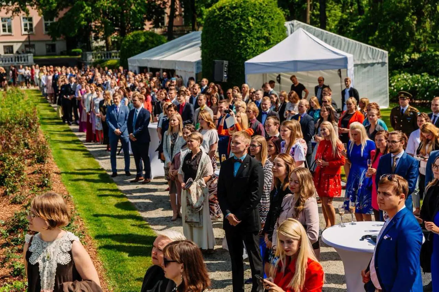 Parimad koolilõpetajad Kadriorus.