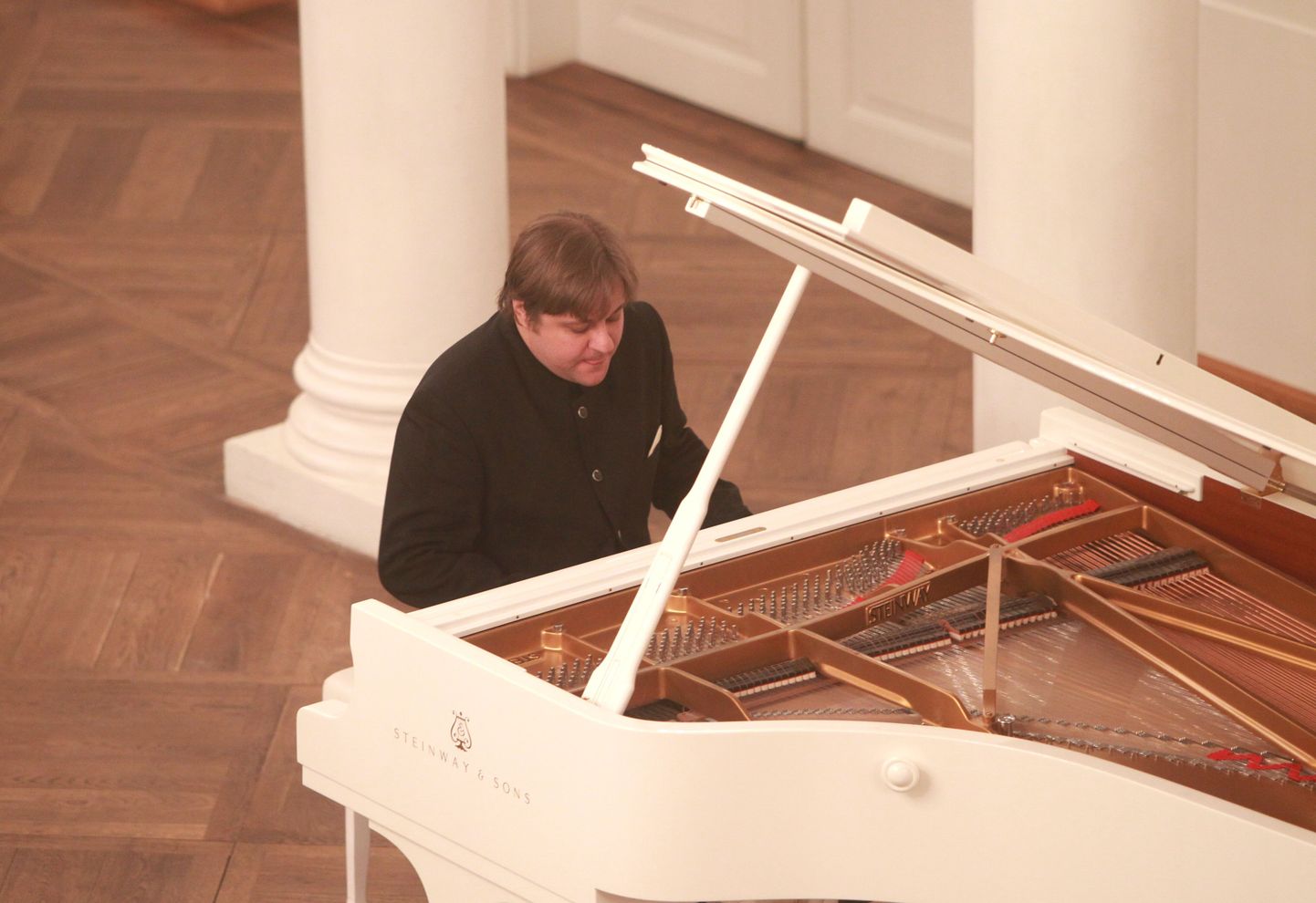Esimese kontserdi sarjast "Beethoveni 32 sonaati" andis Peeter Laul Tartu ülikooli aulas tänavu 7. jaanuaril.
