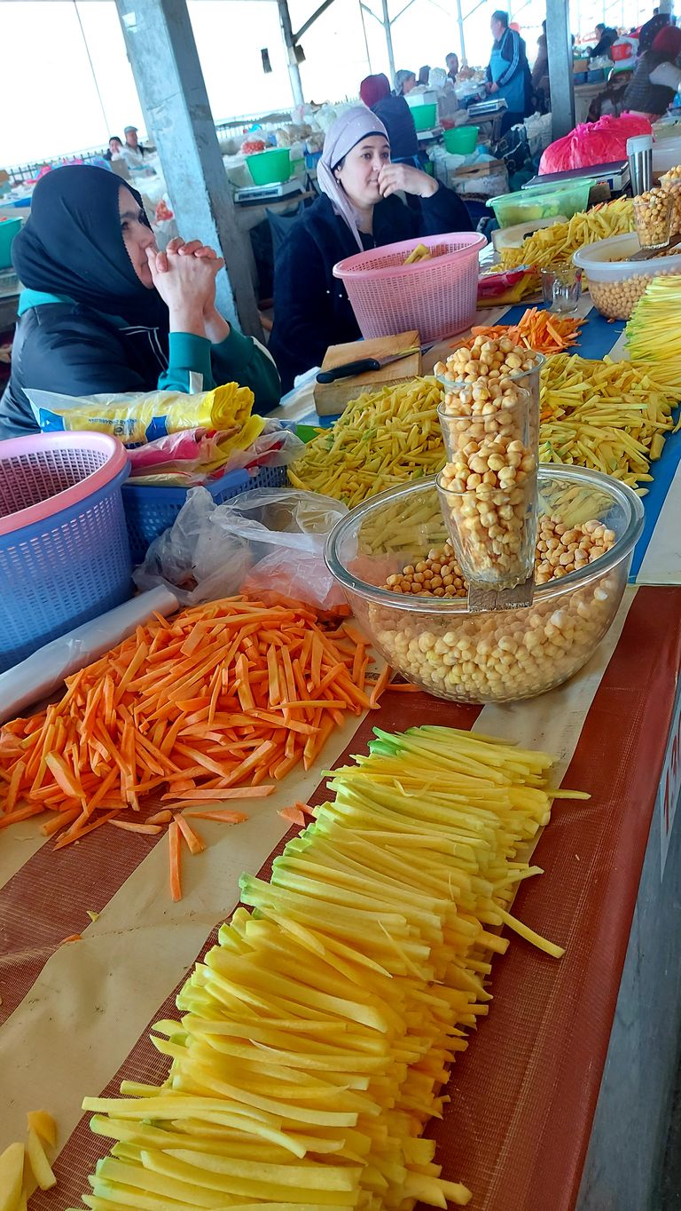 Представляете, на свадебный плов на 100 кг риса надо нарезать 100 кг моркови!