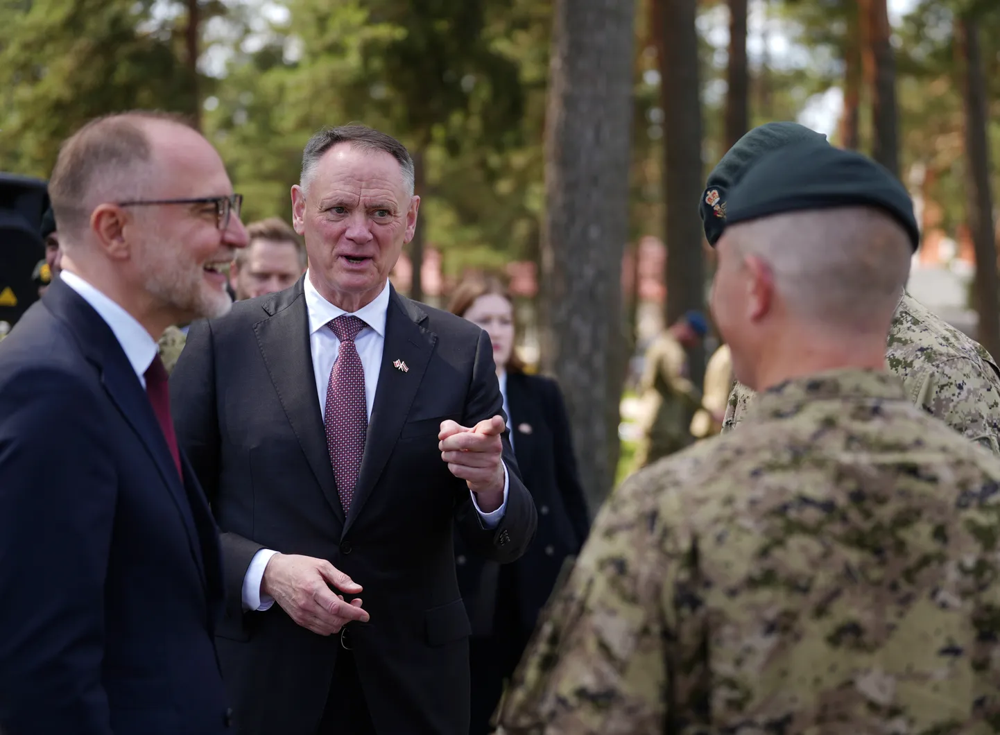 Aizsardzības ministrs Andris Sprūds (no kreisās), Kanādas Nacionālās aizsardzības ministrs Deivids Makgintijs (David McGuinty) un jaunais NATO daudznacionālās brigādes Latvijā komandieris pulkvedis Kristofers Rīvss (Kristopher Reeves) piedalās NATO daudznacionālās brigādes Latvijā komandiera maiņas ceremonijas pasākumā militārajā bāzē "Ādaži".