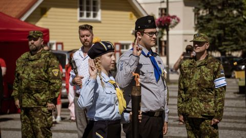 GALERII ⟩ Valgamaa maakaitsepäeval meenutati langenuid ja anti edasi võidutuli