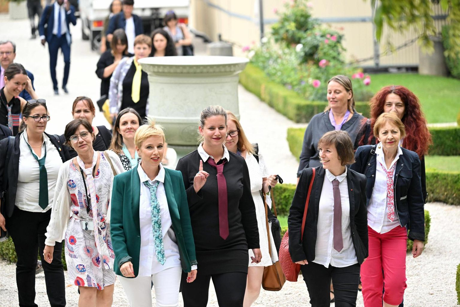 Vasakerakonna Alistamatu Prantsusmaa (LFI) naisparlamendisaadikud tulid üleeile tööle lipsuga, et protestida nii meesrahvaesindajatelt lipsu nõudmise vastu. Vasakpopulistide väitel on nõue kohatu ja lisaks diskrimineerib naisi.