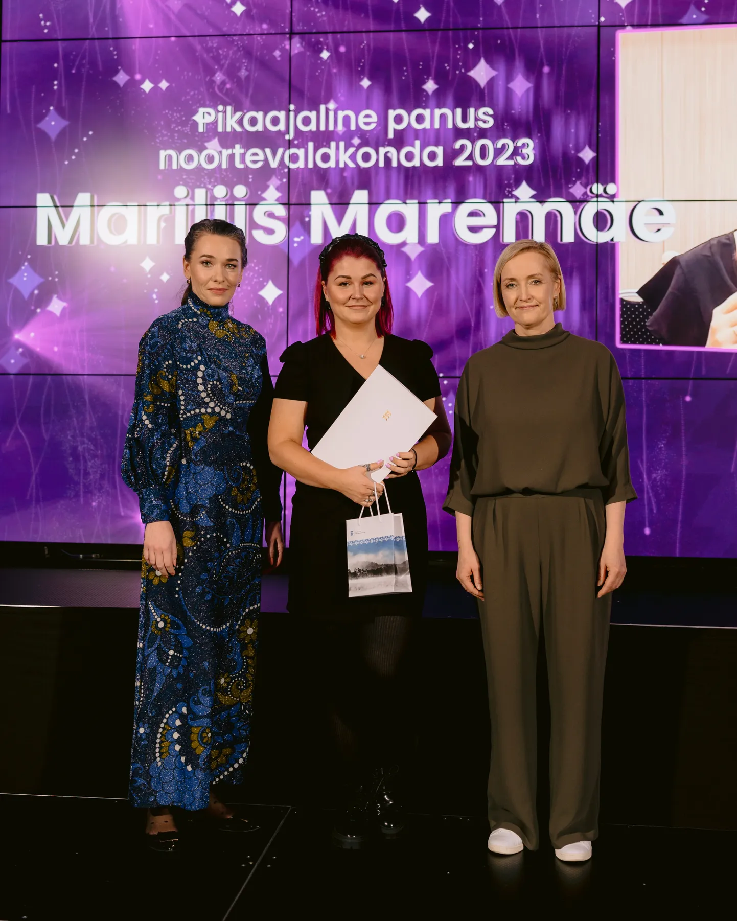 Mariliis Maremäe sai tunnustuse pikaajalise panuse eest noortevaldkonda. Pildil(vasakult) teadlane Riin Tamm, Mariliis Maremäe, haridus- ja teadusminister Kristina Kallas.