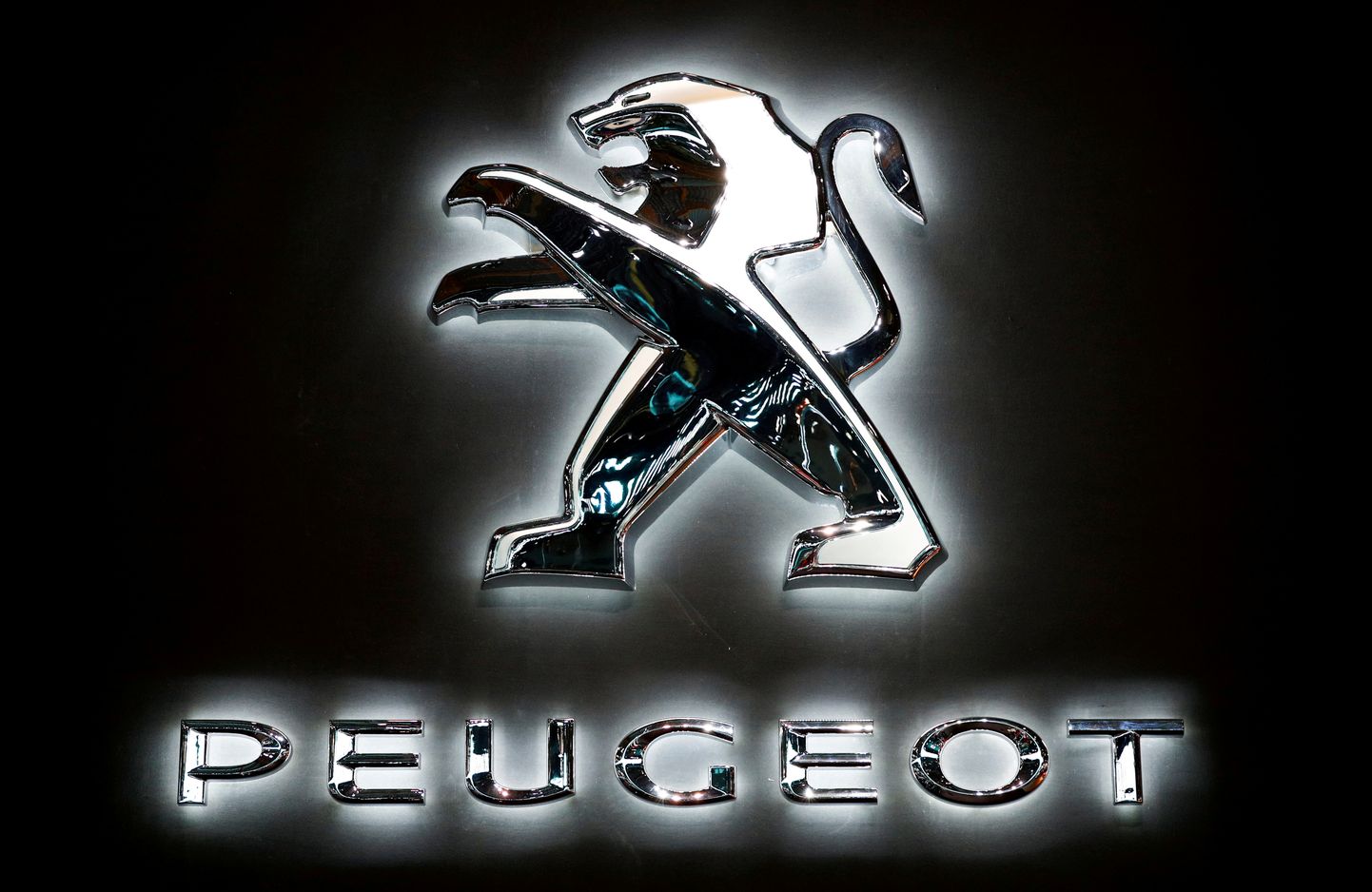 Логотип Peugeot.