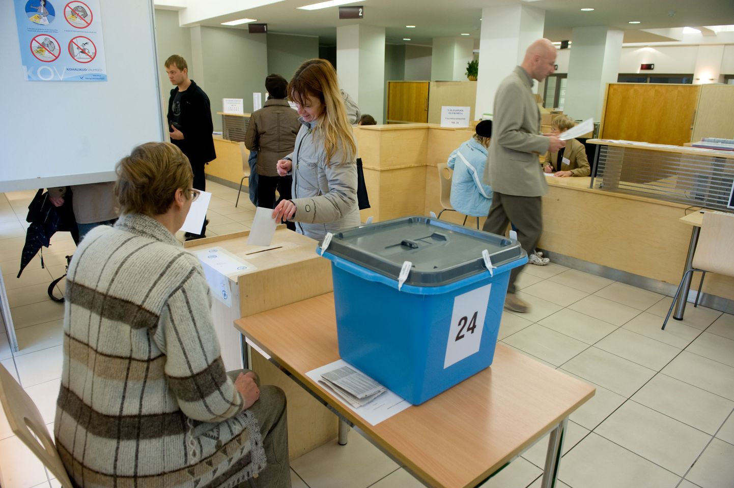 Valimisjaoskond Tallinna linnavalitsuse hoones. Esiplaanil laua peal on turvaplommide varustatud hääletamiskast.