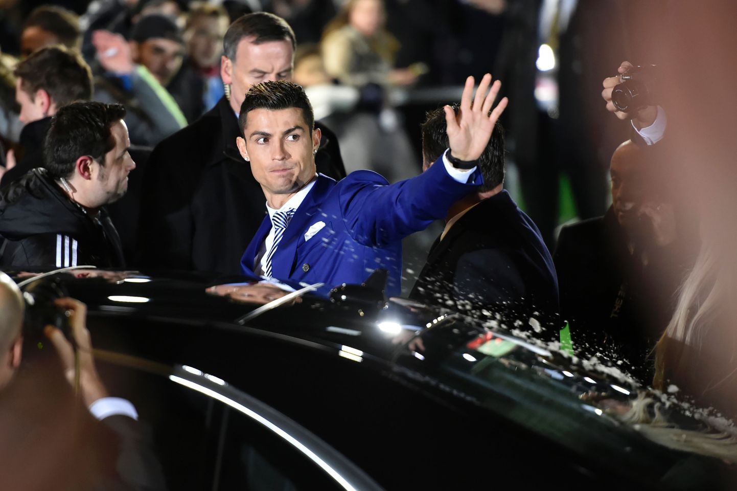Cristiano Ronaldo lehvitab enne autosse minekut, jaanuar 2017.