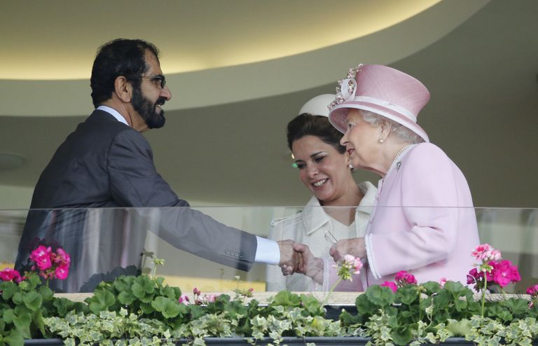 Dubai šeik Mohammed bin Rashid Al Maktoum ja ta naine, printsess Haya bint al-Hussein 2016. aastal kohtumas kuninganna Elizabeth II.
