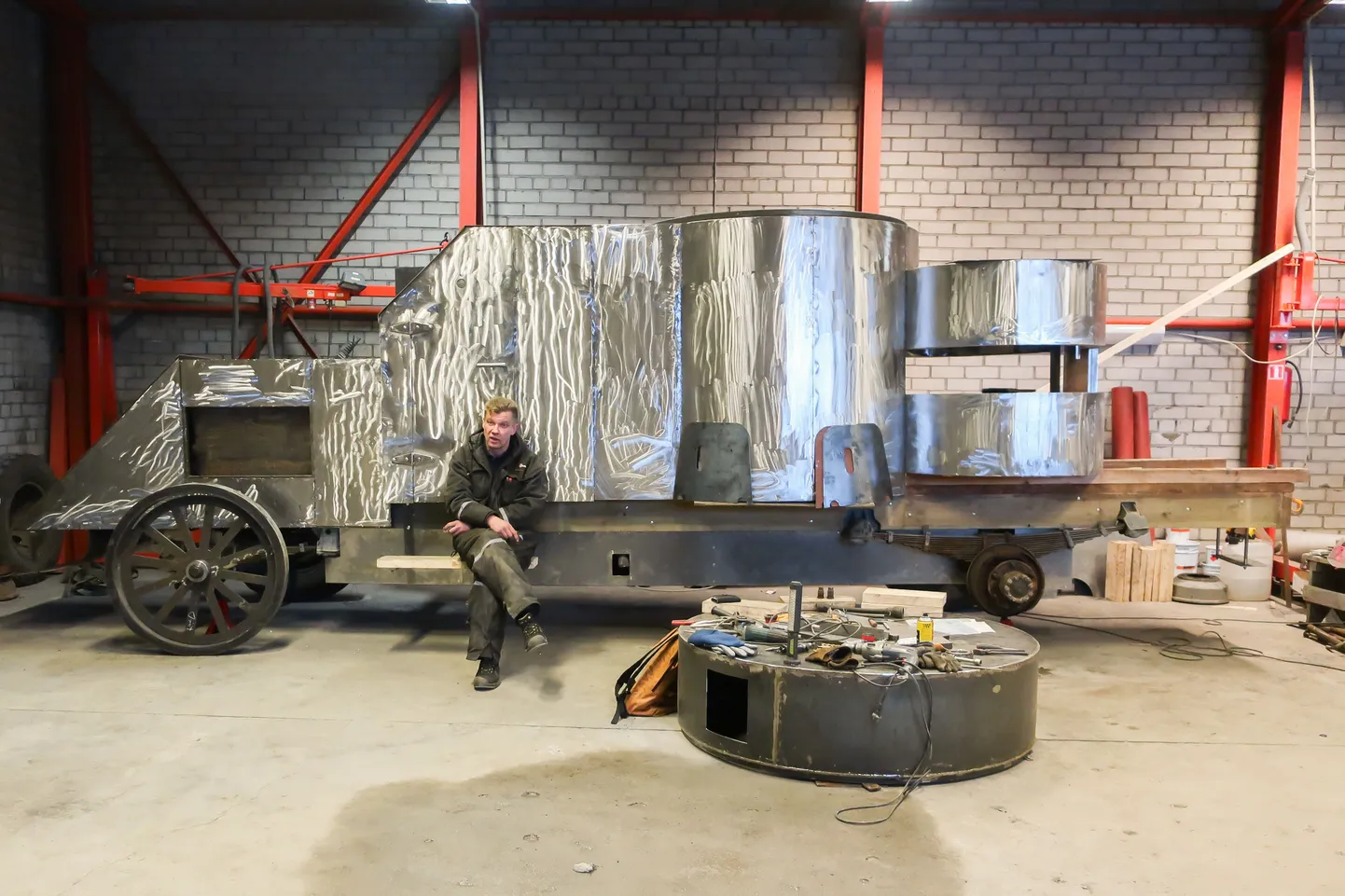 Margus Sinimets oma kätetöö ees. Suvel juhib ta Saaremaa sõjavara muuseumi, talvel teeb mandril «imelikke töid», nagu ta ise ütleb. Soomusauto «Estonia» kere läheb värvimisele ja seejärel kaetakse kaevikukilpidega, millest paar tükki kahuritorni juures ka näha on.