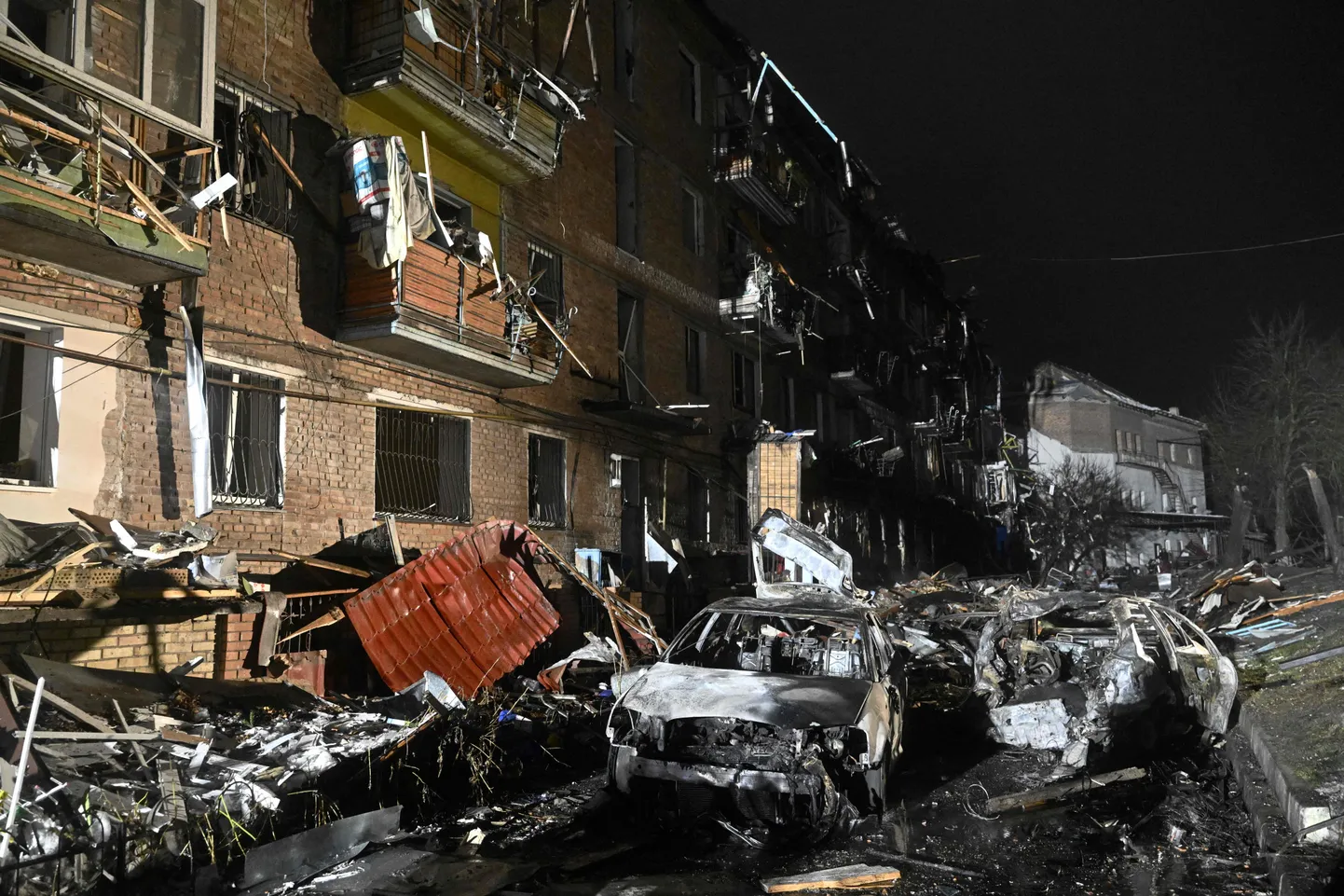 Põlenud autod ja hävinud kortermajad  Kiievi äärelinnas Võšgorodi linnas, mis sai 23. novembril toimunud Venemaa laiaulatusliku õhurünnakus tabamuse. Venemaa rünnakud üle kogu Ukraina räsisid riigi niigi rikutud elektrivõrku – lülitasid võrgust välja kolm tuumaelektrijaama ja põhjustasid massiivseid elektrikatkestusi Ukrainas ja naaberriigis Moldovas.