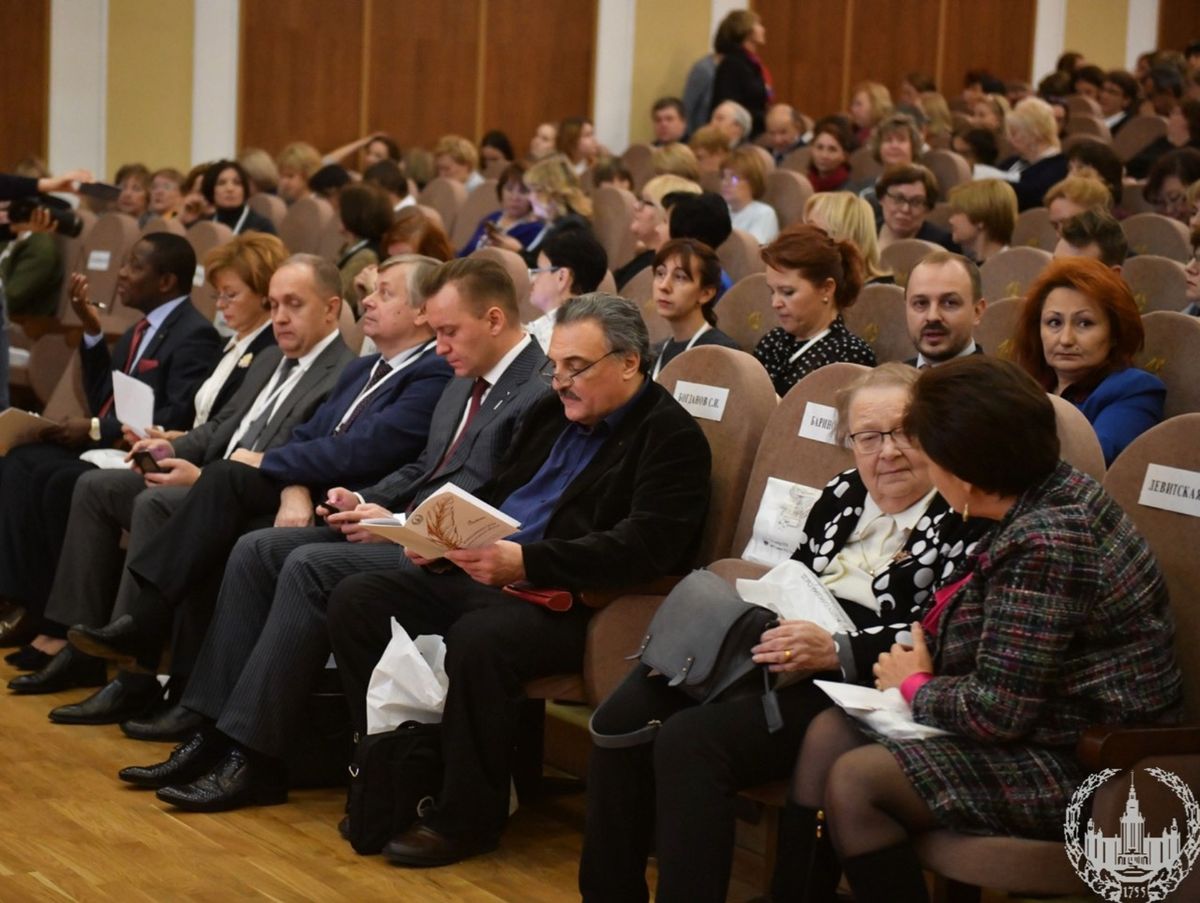 На Всероссийском съезде учителей русской словесности. М.Ремнева - в первом ряду, вторая справа.