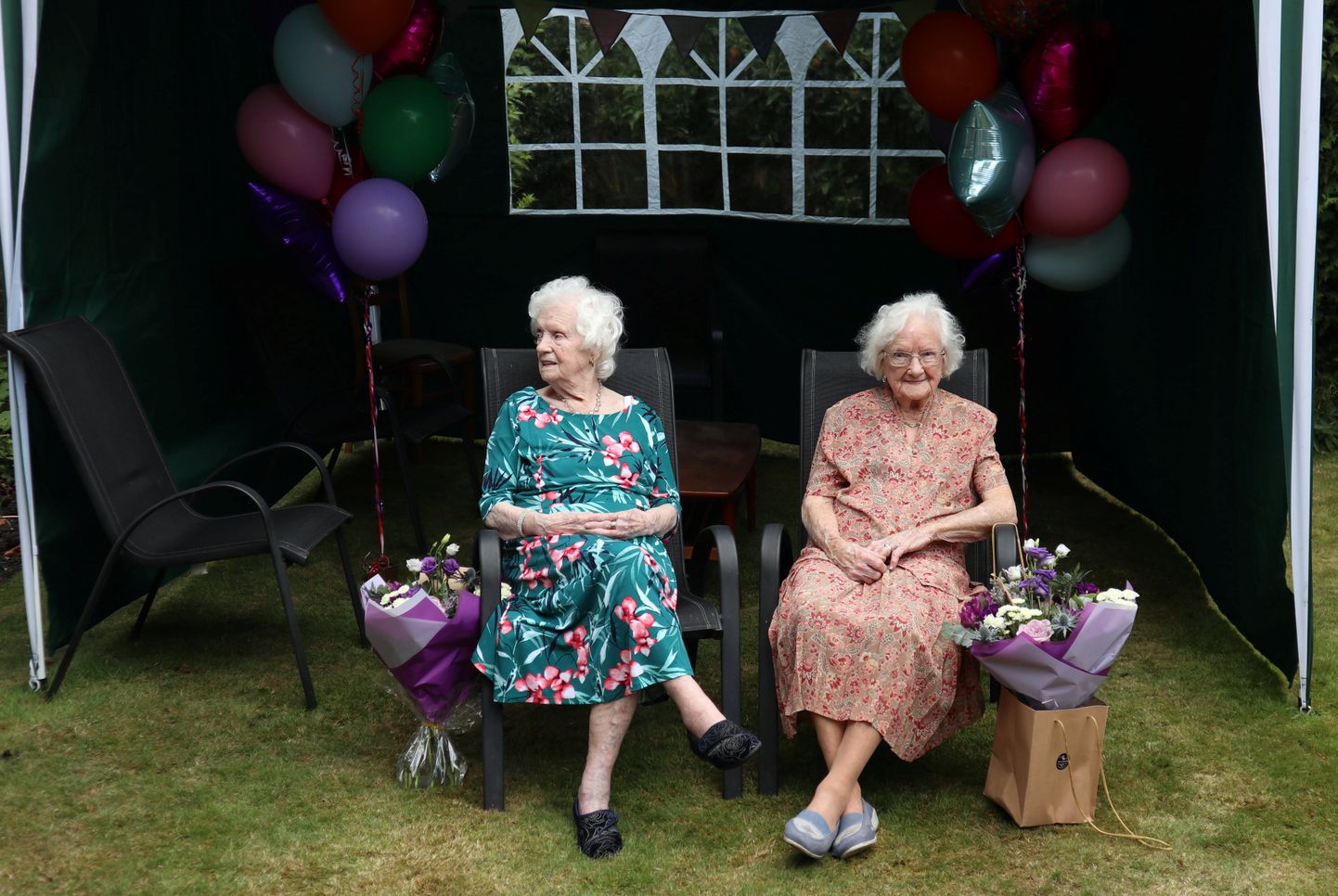 Suurbritannia vanimad kaksikud: 104-aastased õed Elma ja Thelma!