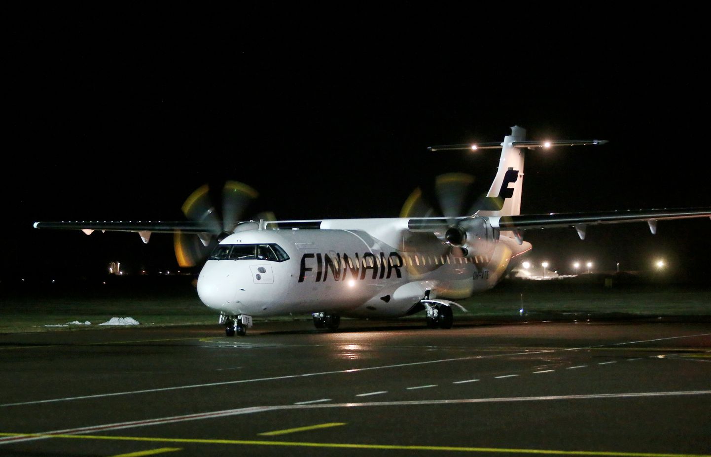 Pildil maandunud Finnairi lennuk Ülenurme lennuväljal.