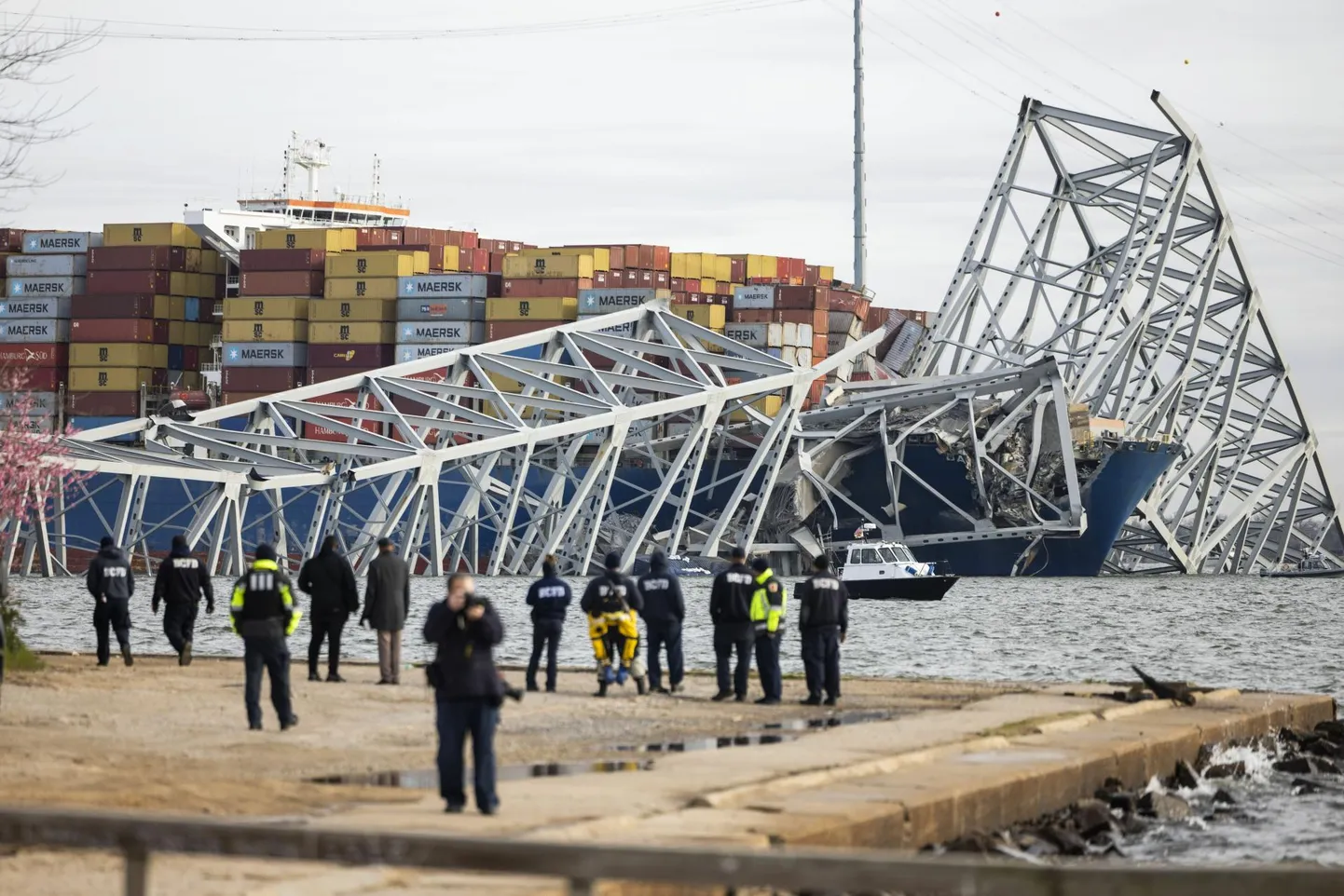 Päästetöötajad kogunesid Baltimore’is Patapsco jõe kaldal kaubalaeva lähistel, mis lõhkus ööl vastu teisipäeva maanteesilla.