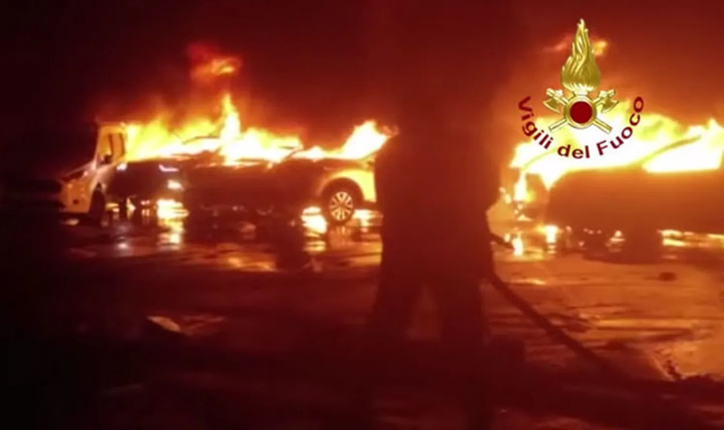 Itaalia Savona sadamas põles sadu Maseratisid