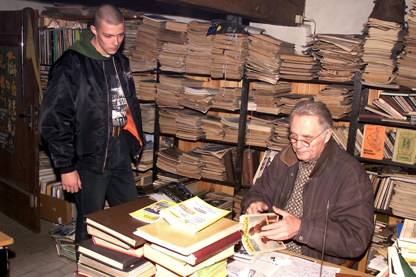 September 2002. ­Remo Martinson ja Olaf Esna uurivad Pärnu antikvariaadis ­vana nais­liikumise ajakirja.